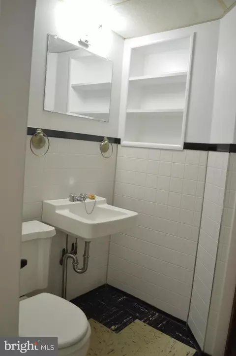 Bath - 328 Longview Ave, Winchester, VA 22601 photo 3 of 3