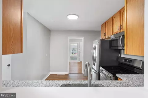 Entry Way - 420 E Pall Mall St, Winchester, VA 22601 photo 2 of 4