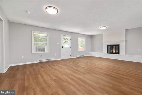 Living - 420 E Pall Mall St, Winchester, VA 22601 photo 1 of 5