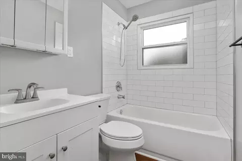 Bath - 420 E Pall Mall St, Winchester, VA 22601 photo 1 of 1