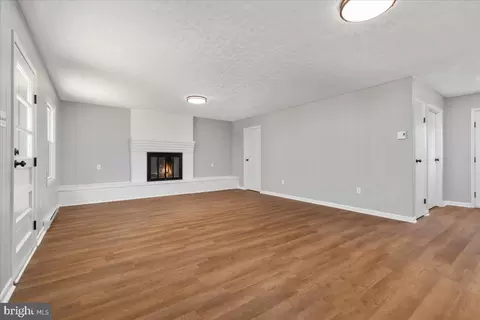 Living - 420 E Pall Mall St, Winchester, VA 22601 photo 2 of 5