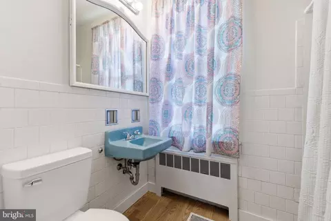 Bath - 802 E Cork St, Winchester, VA 22601 photo 2 of 4