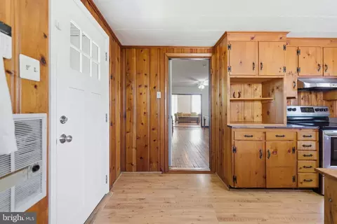Entry Way - 802 E Cork St, Winchester, VA 22601 photo 8 of 10