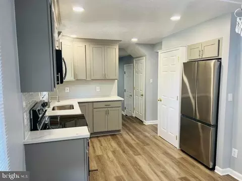 Entry Way - 711 E Cork St, Winchester, VA 22601 photo 5 of 6