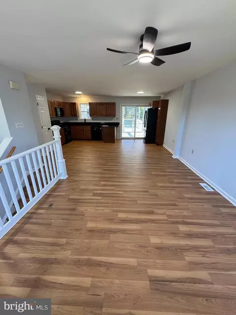 Living - 419 Summit Ave, Winchester, VA 22601 photo 2 of 4