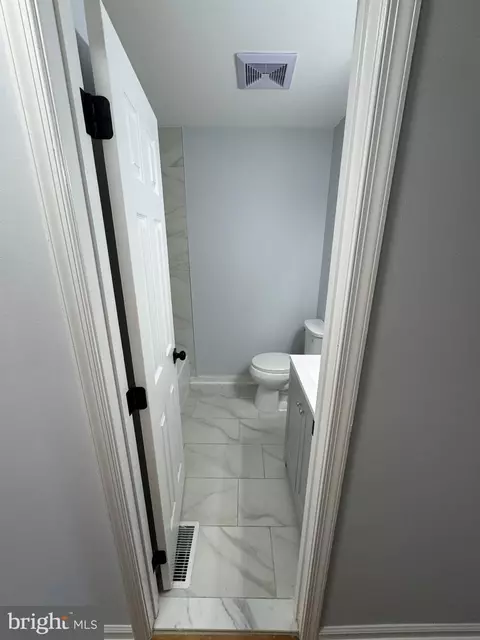 Bath - 419 Summit Ave, Winchester, VA 22601 photo 2 of 11