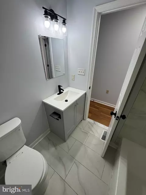 Bath - 419 Summit Ave, Winchester, VA 22601 photo 1 of 11