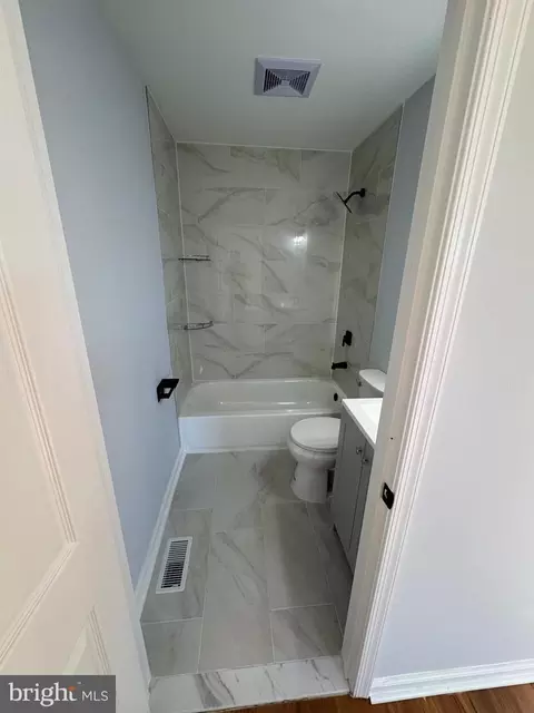 Bath - 419 Summit Ave, Winchester, VA 22601 photo 6 of 11