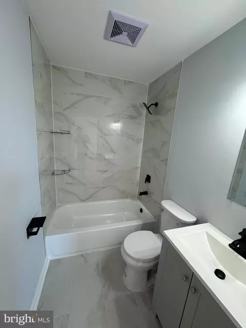 Bath - 419 Summit Ave, Winchester, VA 22601 photo 3 of 11