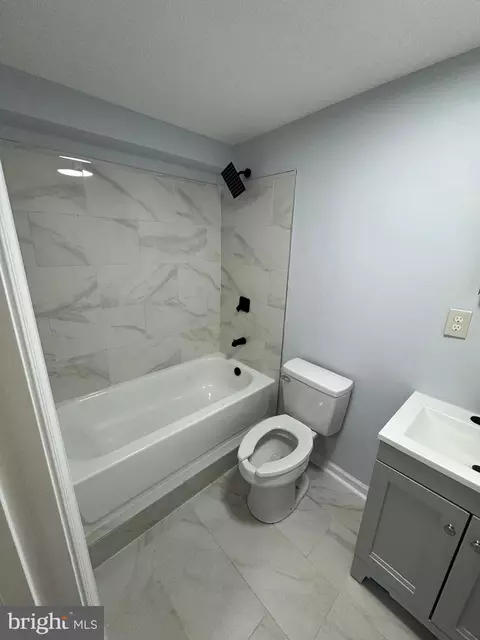 Bath - 419 Summit Ave, Winchester, VA 22601 photo 7 of 11