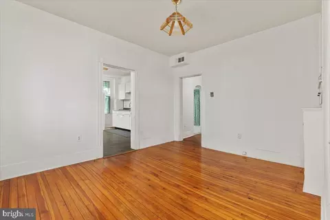 Living - 307 12 E Piccadilly St, Winchester, VA 22601 photo 4 of 5