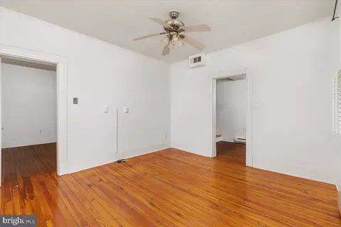Living - 307 12 E Piccadilly St, Winchester, VA 22601 photo 2 of 5