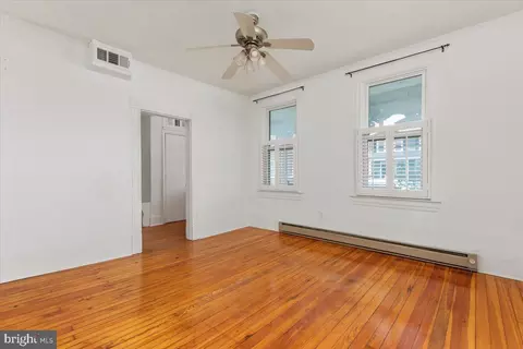 Living - 307 12 E Piccadilly St, Winchester, VA 22601 photo 3 of 5