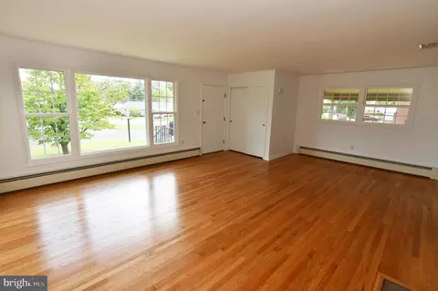 Living - 437 Beechcroft Rd, Winchester, VA 22601 photo 2 of 7