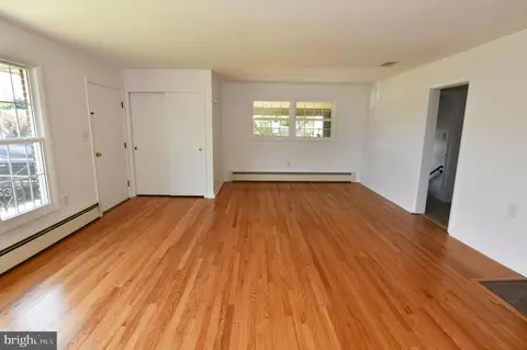 Living - 437 Beechcroft Rd, Winchester, VA 22601 photo 4 of 7