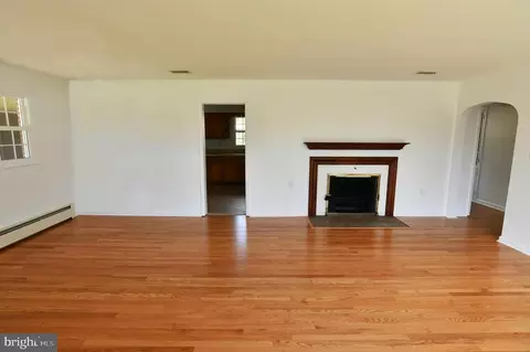 Living - 437 Beechcroft Rd, Winchester, VA 22601 photo 5 of 7