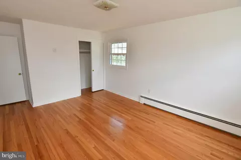 Bedroom - 437 Beechcroft Rd, Winchester, VA 22601 photo 5 of 6