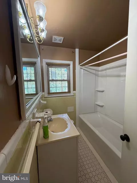 Bath - 540 Bellview Ave, Winchester, VA 22601 photo 1 of 1