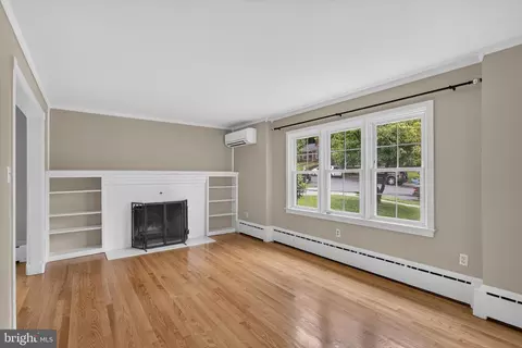 Living - 1306 Vanceright Cir, Winchester, VA 22601 photo 2 of 5