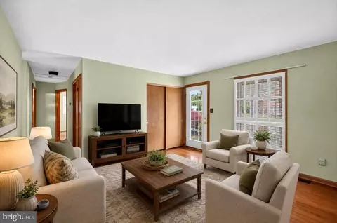 Living - 936 Allen Dr, Winchester, VA 22601 photo 2 of 3