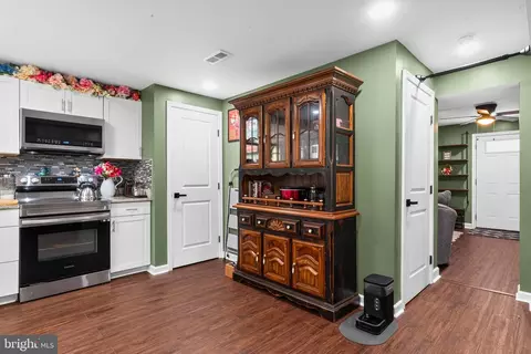Entry Way - 117 E Pall Mall St, Winchester, VA 22601 photo 3 of 9