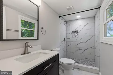 Bath - 117 E Pall Mall St, Winchester, VA 22601 photo 1 of 3
