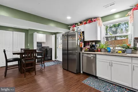 Entry Way - 117 E Pall Mall St, Winchester, VA 22601 photo 4 of 9