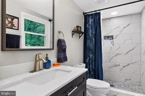 Bath - 117 E Pall Mall St, Winchester, VA 22601 photo 2 of 3