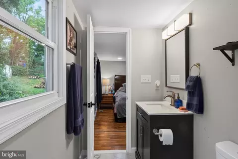 Entry Way - 117 E Pall Mall St, Winchester, VA 22601 photo 7 of 9