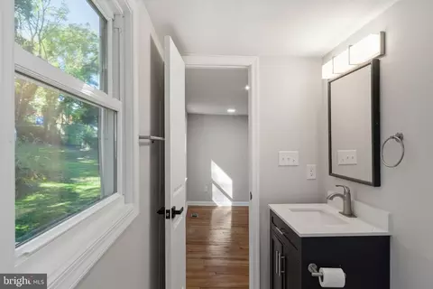 Entry Way - 117 E Pall Mall St, Winchester, VA 22601 photo 13 of 14