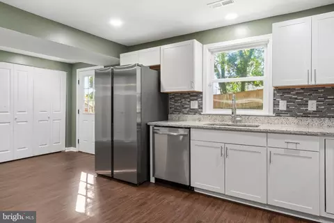 Entry Way - 117 E Pall Mall St, Winchester, VA 22601 photo 5 of 14