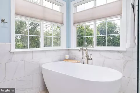 Bath - 922 Wayne Dr, Winchester, VA 22601 photo 1 of 5