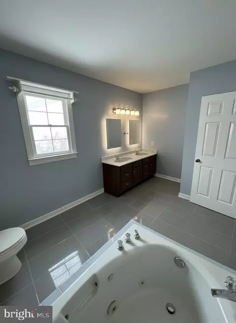 Bath - 769 Seldon Dr, Winchester, VA 22601 photo 4 of 6