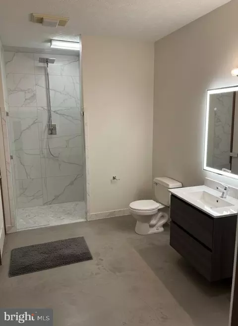Bath - 769 Seldon Dr, Winchester, VA 22601 photo 3 of 6