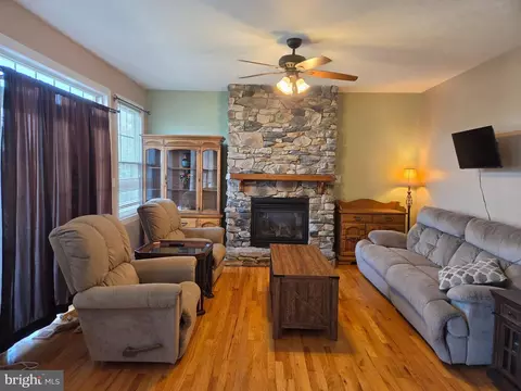 Living - 2643 Middle Rd, Winchester, VA 22601 photo 2 of 3