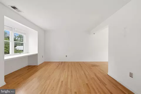 Living - 103 E Germain St, Winchester, VA 22601 photo 2 of 3