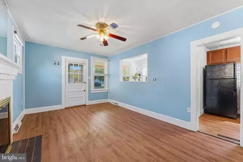 Living - 17 Glaize Ave, Winchester, VA 22601 photo 2 of 3