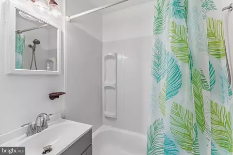 Bath - 17 Glaize Ave, Winchester, VA 22601 photo 1 of 1