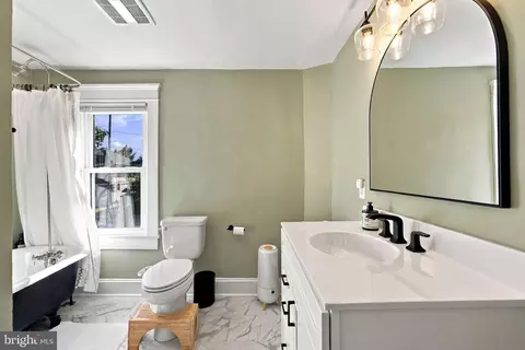 Bath - 338 E Piccadilly St, Winchester, VA 22601 photo 3 of 4