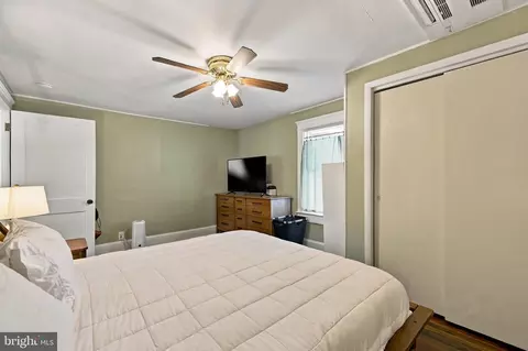 Bedroom - 338 E Piccadilly St, Winchester, VA 22601 photo 6 of 9