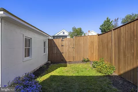 Exterior - 338 E Piccadilly St, Winchester, VA 22601 photo 16 of 19