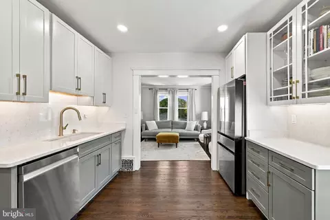 Entry Way - 338 E Piccadilly St, Winchester, VA 22601 photo 6 of 13
