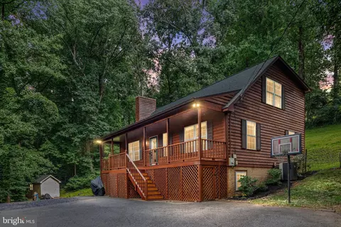 662 Northern Spy Dr, Linden, VA 22642