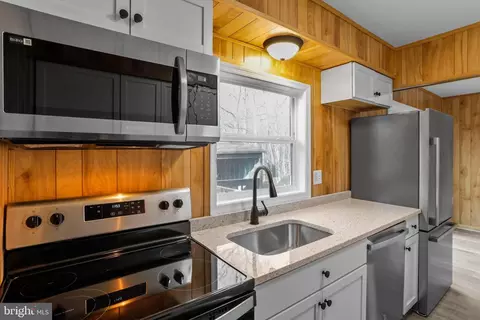 Kitchen - 374 Arrowhead Rd, Front Royal, VA 22630 photo 3 of 8