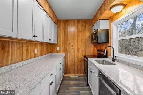 Kitchen - 374 Arrowhead Rd, Front Royal, VA 22630 photo 4 of 8