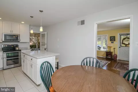 1004 E Stonewall Dr, Front Royal, VA 22630 photo 6
