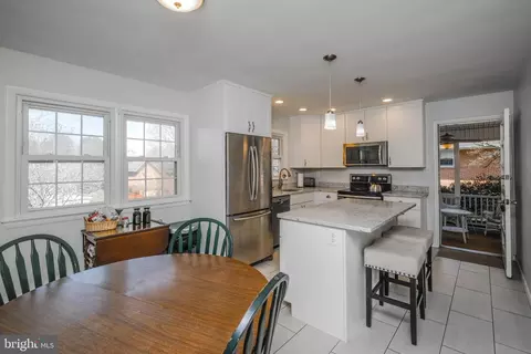 1004 E Stonewall Dr, Front Royal, VA 22630 photo 4