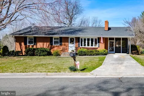 1004 E Stonewall Dr, Front Royal, VA 22630