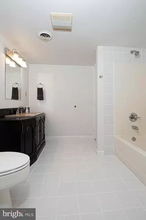 Bath - 36 Beech Rd, Front Royal, VA 22630 photo 10 of 12