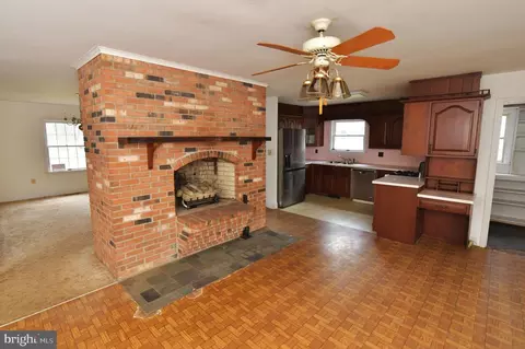 Living - 136 Ash Rd, Front Royal, VA 22630 photo 2 of 3